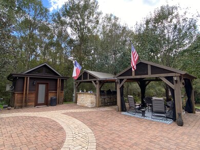 Bath house, Covered Patio and Outdoor Kitchen!