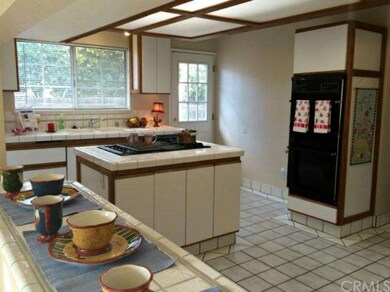 Large pass-through window w/breakfast counter betw