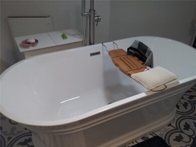 SOAKING TUB IN MAIN BATH