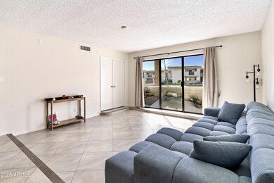 Lincoln Gardens unit 1116, Scottsdale, AZ 85250 - photo 2