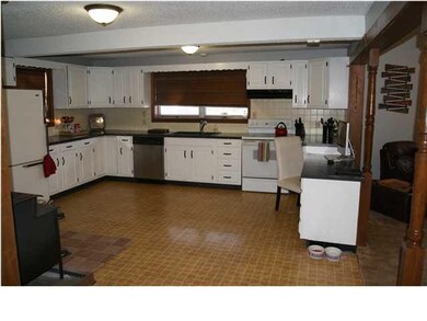 Huge 16X16 Kitchen, new counter tops, freshly pain
