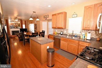 10326 Halton Terrace, Lanham, MD 20706 - photo 4