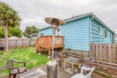 1136 SW 8th St, Newport, OR 97365 - photo 4