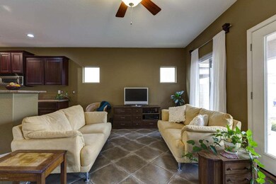 004_Family Room