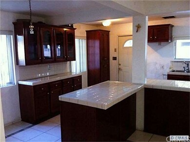 Kitchen with movable island