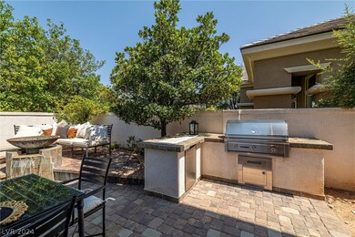 Outdoor BBQ & Firepit/fountain