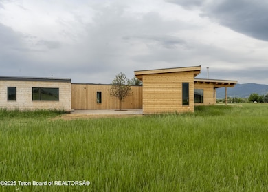 Buckskin Loop - Courtyard3 (1)c