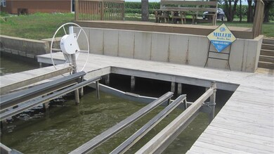 boat lift stays with the proprty