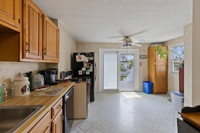 Eat-in kitchen w/ ample cabinetry