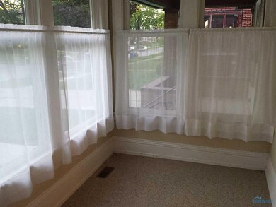 Enclosed Porch. Lower Unit