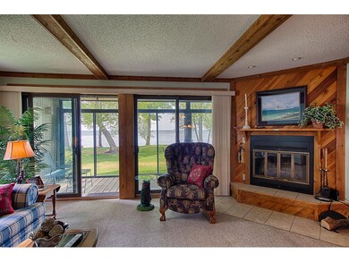 Livingroom w/fireplace