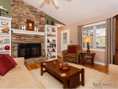 35 Oak Apple Ln, Hendersonville, NC 28792 - photo 2