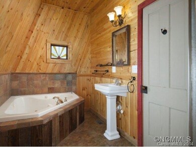 Lodge full bath w/ jetted tub