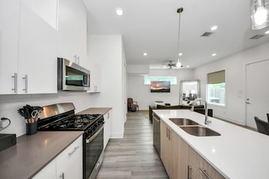 This modern kitchen strikes the perfect balance be