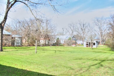 210 W Morse St, Fredericksburg, TX 78624 - photo 4