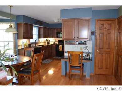 Kitchen Eat-in kitchen - hardwood floors - Granite