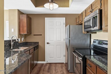 8_Kitchen-Dining_1800x1200_4065962