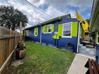 Adorable cottage with some yard space (shared) fen