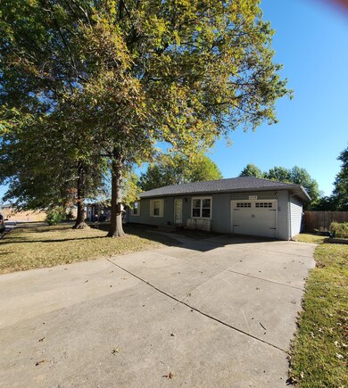 1112 N Rainbow St, Nixa, MO 65714 - photo 2