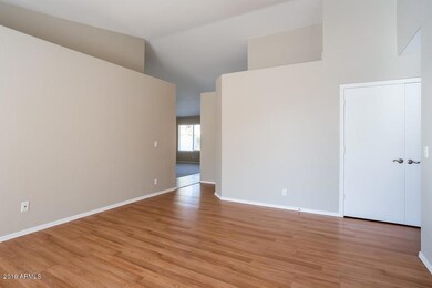 001-photo-living-room-6619347