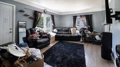 06-5415 Dupont Ave - Interior-2.jpg