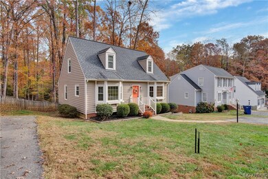 Cape cod house with a front lawn