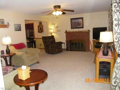 Large living room with gas fireplace - can easily 