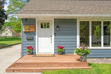 2640 Jersey Ave S - Front Patio