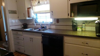 All appliances stay with home