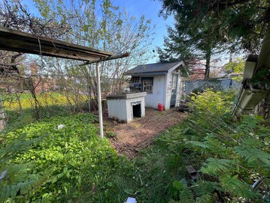 View of yard with a storage shed