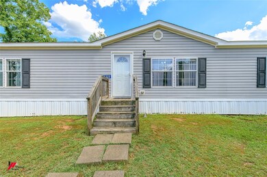 Manufactured / mobile home featuring a front yard