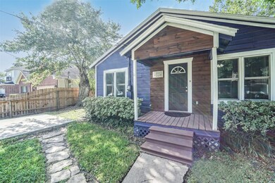 213 W Cleveland St, Alvin, TX 77511 - photo 2