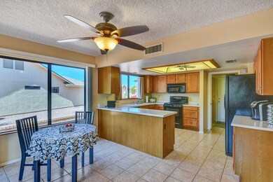 Kitchen - Breakfast area