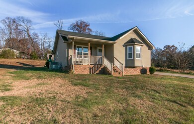 315 Sara Acres Dr, Tennessee Ridge, TN 37178 - photo 3