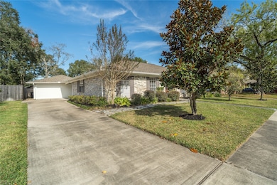 1905 Winding Creek Dr, Pearland, TX 77581 - photo 2