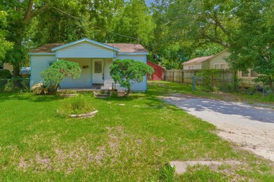 1302 Betsy Ross St, Alvin, TX 77511 - photo 2