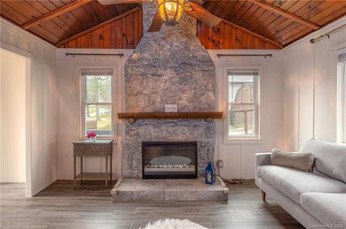 Enjoy your coffee in front of the fireplace on chi