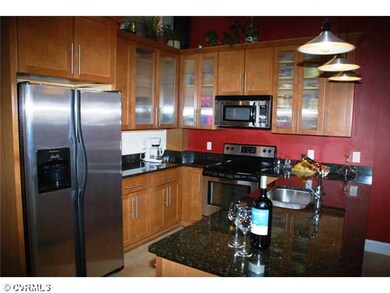 Kitchen - This galley kitchen is awesome!  Featuri