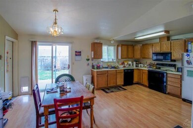 3157 SW Reindeer Ct, Redmond, OR 97756 - photo 2