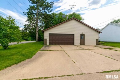 1306 W 38th St, Davenport, IA 52806 - photo 3