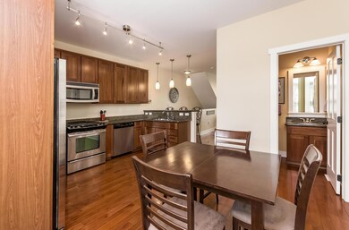 Kitchen Eat-in Area