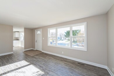 130 Toro Cir, Carpentersville, IL 60110 - photo 6