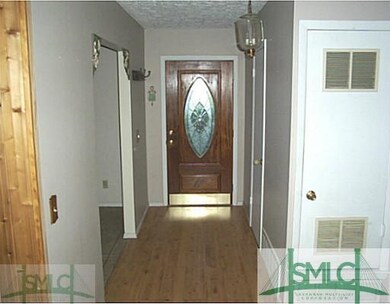 Foyer. This nice foyer just shows you how clean an