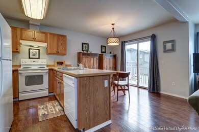 Breakfast bar & dining area