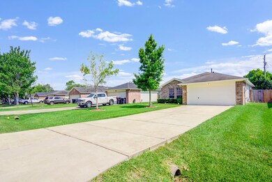 541 E Coombs St, Alvin, TX 77511 - photo 3