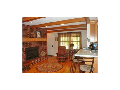 Fireplace w/gas and blower w/remote control. Beame