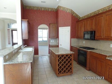 Fullu equipped kitchen iwth island , breakfast bar