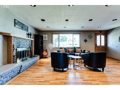 Living Room/Entrance