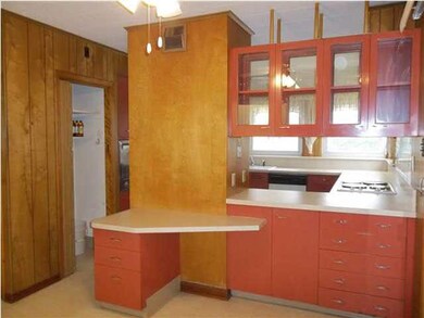 Divider between kitchen and eating area