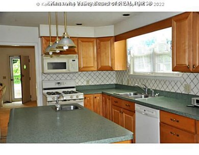 Kitchen. NEW KITCHEN REMODELIN 2003.  OWNER INVEST